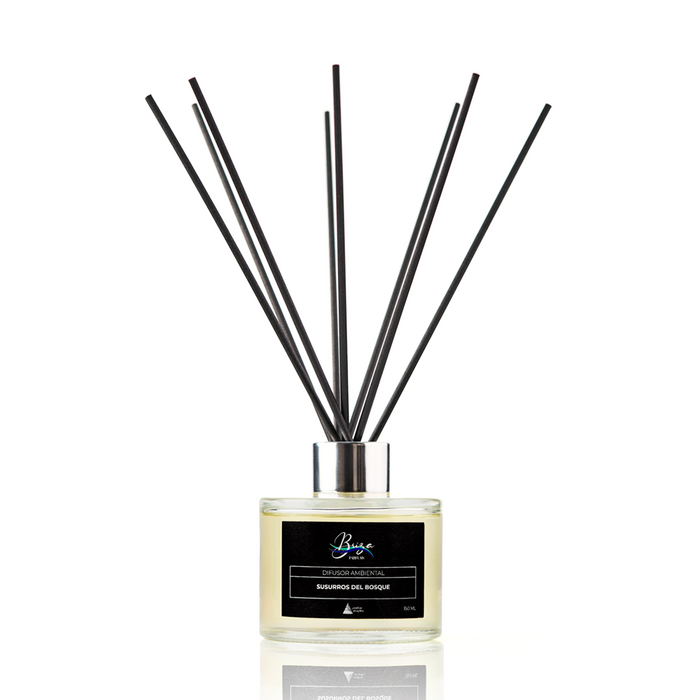 Difusor ambiental de varillas susurros del bosque de Briza Parfums, 150 ml. Aroma duradero y elegante para el hogar. Distribuido por Essenciel.