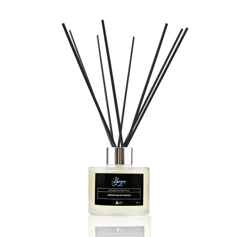 Difusor ambiental de varillas Hogar Dulce Hogar de Briza Parfums, 150 ml. Aroma duradero y elegante para el hogar. Distribuido por Essenciel.