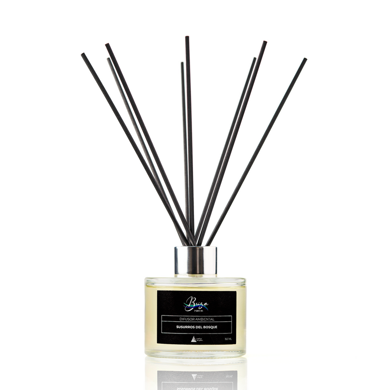 Difusor ambiental de varillas susurros del bosque de Briza Parfums, 150 ml. Aroma duradero y elegante para el hogar. Distribuido por Essenciel.